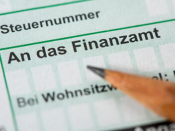 Steuererklärung 2025: Mit den richtigen Pauschalen und Abgabefristen bis zum 31. Juli effektiv Steuern sparen. Steuererklärung, Finanzamt, Steuer, Steuer 2025, Euro Geld