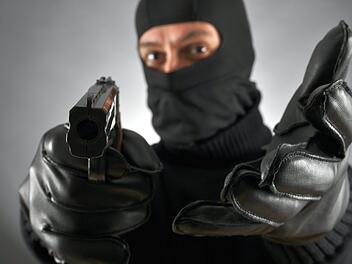 Überfall: Dieb mit Waffe Sturmhaube, Raub