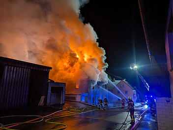 Großer Brand auf Bauernhof im Kreis Hof - Anwesen brennt komplett nieder Großer Brand auf Bauernhof im Kreis Hof - Anwesen brennt komplett nieder