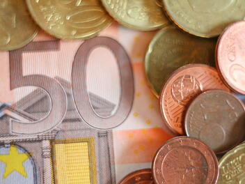 Im europäischen Vergleich wird deutlich: Deutschlands Rentensystem steht vor großen Herausforderungen – andere Länder machen vieles anders. Rente im Europavergleich, Rente, Deutschland, Geld, Euro
