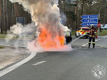B2 bei Heroldsberg: Fahrzeugbrand auf Autobahnausfahrt B2 bei Heroldsberg: Fahrzeugbrand auf Autobahnausfahrt