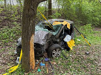 Auto prallt im Kreis Haßberge gegen Baum Auto prallt im Kreis Haßberge gegen Baum