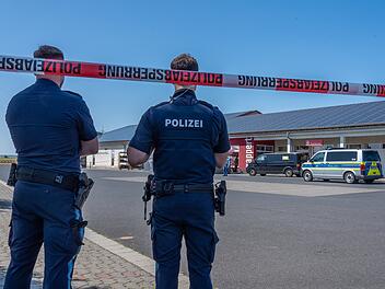 Überfall auf Geldtransporter: Großfahndung nach bewaffnetem Täter Überfall auf Geldtransporter: Großfahndung nach bewaffnetem Täter