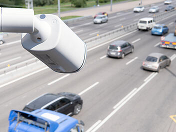 Kurioses Bußgeld in Schweizer Dorf: 15-Minuten-Regel zeigt erste Ergebnisse CCTV Verkehrskamera Österreich Großstadt Überwachung Kennzeichenerfassung automatisch Zufahrtskontrolle Innenstädte Wien Graz Linz Verkehrsüberwachung digital 36 StVO-Novelle 2026 Sicherheitskamera Straßenverkehr Nahaufnahme Überwachungstechnik Kameraüberwachung Verkehrssicherheit Bußgeld Touristen Urlauber Anwohnerzonen Berechtigungsliste Fahrverbote kontrollierte Zonen Verkehrsberuhigung Pilotstädte Sommer 2026 Mai 2026 Durchreisende Kennzeichen scannen Verkehrskontrolle Big City urbane Überwachung Innenstadtverkehr gesperrte Bereiche Zufahrtsberechtigung