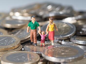 Einschnitte bei Familiengeld & Co: Diese legalen Steuer-Tricks sollten Eltern kennen Einschnitte bei Familiengeld & Co: Diese legalen Steuer-Tricks sollten Eltern kennen