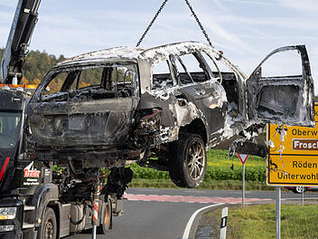 Fahrer bemerkt dichten Qualm aus Motorraum: Auto gerät in Vollbrand Fahrer bemerkt dichten Qualm aus Motorraum: Auto gerät in Vollbrand