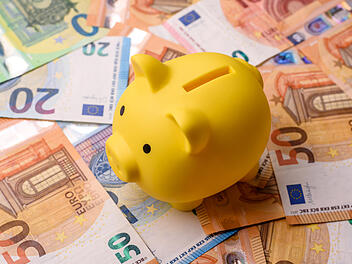 Die Bundesregierung prüft eine Erhöhung des Beitragssatzes für Kinderlose in der gesetzlichen Pflegeversicherung, was auf Kritik und Diskussionen über eine faire Finanzierung stößt. Altersheim, Geld, Euro, Rente
