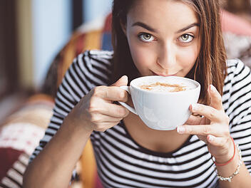 Ein moderater Kaffeegenuss ist gesund, kann in großen Mengen aber auch schaden. Kaffee, kalter Kaffee, Kaffee trinken