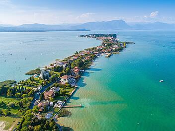 Luftbild Sirmione Halbinsel am Gardasee Italien Aerial view on Sirmione city in Italy, Lombardy