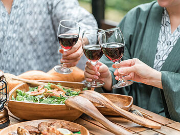 Selbst ein hochwertiger Rotwein kann schlecht werden, wenn er falsch gelagert wird. Rotwein, Rotwein trinken
