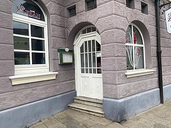 Bamberg: Beliebtes indisches Restaurant "Zafran" schließt - "neiiiiiin" Die Fassade eines indischen Restaurants in Bamberg mit einem schildförmigen Aushängeschild und dekorativen Fenstern. Baldige Schließung nach elf Jahren Betrieb.