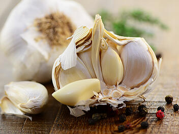 Knoblauch innen grün: Giftig oder unbedenklich essbar? Knoblauch, Knoblauchzehe, Knolle