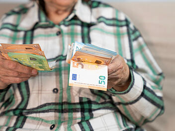 Ab dem 1. Juli 2026 müssen viele Rentner aufgrund der Rentenerhöhung und zusätzlichen Einkünften möglicherweise Steuern zahlen. Steuern zahlen, Rente, Rentensteuer, Geld, Euro