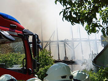 Scheunen-Brand im Kreis Neustadt an der Aisch-Bad Windsheim - Feuerwehr mit Großaufgebot im Einsatz Scheunen-Brand im Kreis Neustadt an der Aisch-Bad Windsheim - Feuerwehr mit Großaufgebot im Einsatz