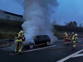 Lichtenfels: Vollsperrung nach Autobrand auf B173 - Feuerwehrmann äußert Verdacht Lichtenfels: Vollsperrung nach Autobrand auf B173 - Feuerwehrmann äußert Verdacht