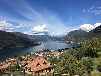 Blick auf den Iseosee mit Monte Isola in der Lombardei Blick auf den Iseosee mit Monte Isola in der Lombardei