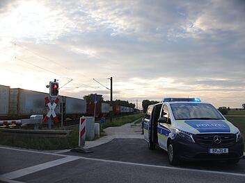 Zug kollidiert mit Motorrad: Biker flüchtet von der Unfallstelle Zug kollidiert mit Motorrad: Biker flüchtet von der Unfallstelle