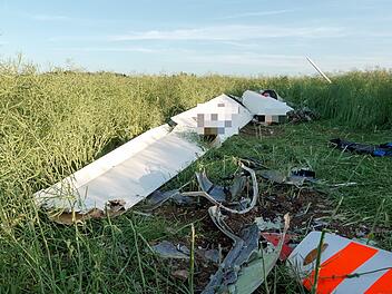 Segelflugzeug zerschellt neben Startbahn – Pilot stirbt an der Unfallstelle Segelflugzeug zerschellt neben Startbahn – Pilot stirbt an der Unfallstelle