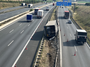 Lkw kracht in Leitplanke - Unfall auf A3 Lkw kracht in Leitplanke - Unfall auf A3