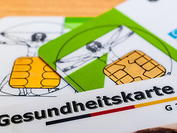 SPD lehnt Kürzungen bei Krankenkassen ab, während Experten vor einer Milliarden-Lücke im Gesundheitssystem ab 2027 warnen. SPD lehnt Kürzungen bei Krankenkassen ab, während Experten vor einer Milliarden-Lücke im Gesundheitssystem ab 2027 warnen.