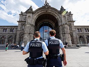 Kontrollen auch in Nürnberg: Bundespolizei verstärkt Einsatz an Bahnhöfen Kontrollen auch in Nürnberg: Bundespolizei verstärkt Einsatz an Bahnhöfen