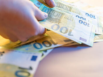 Bestimmte Kosten sollen künftig gleichmäßig zwischen Mieter und Vermieter aufgeteilt werden. Geld, Euro, Sammler, Geld zählen