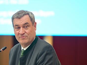 Die von der CSU eingeführte Hymnenpflicht erfordert ab dem Schuljahr 2026/2027 das Spielen der Bayernhymne bei Abschlussfeiern in Bayern, was rege Diskussionen und Kritik hervorruft. Die von der CSU eingeführte Hymnenpflicht erfordert ab dem Schuljahr 2026/2027 das Spielen der Bayernhymne bei Abschlussfeiern in Bayern, was rege Diskussionen und Kritik hervorruft.