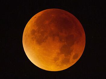 Blutmond: Der Mond erscheint während einer Mondfinsternis in einem rötlichen Farbton. Blutmond: Der Mond erscheint während einer Mondfinsternis in einem rötlichen Farbton.