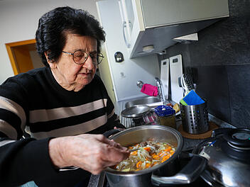 Oma Annemarie geht mit Krustenbraten viral Oma Annemarie geht mit Krustenbraten viral