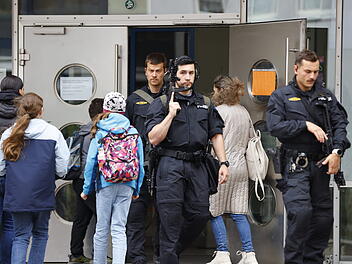 Verdächtige Person im Gebäude gemeldet: Polizei mit Großaufgebot an Schule Verdächtige Person im Gebäude gemeldet: Polizei mit Großaufgebot an Schule