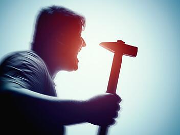 Mann greift bei Streit in Kitzingen zu Hammer Mann greift bei Streit in Kitzingen zu Hammer