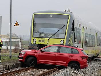 Wiesenfeld: Auto kollidiert mit Zug - schwangere Frau unter Geschädigten Wiesenfeld: Auto kollidiert mit Zug - schwangere Frau unter Geschädigten