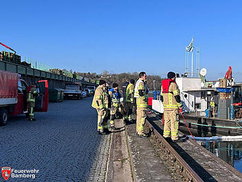 Bamberger Hafen: Ölfilm sorgt für ABC-Einsatz - "Maßnahmen eingeleitet" Bamberger Hafen: Ölfilm sorgt für ABC-Einsatz - "Maßnahmen eingeleitet"
