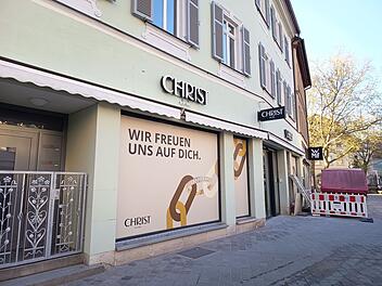Neuer Laden für Bambergs Fußgängerzone: Eröffnung am Freitag Eine neue Filiale der Juwelierkette Christ in Bamberg. Das Schaufenster zeigt den Satz: "WIR FREUEN UNS AUF DICH." Der Laden bietet Schmuck, Uhren und Services.
