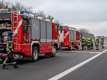 A3 bei Wachenroth: Sattelzugmaschine in Vollbrand - Feuerwehreinsatz A3 bei Wachenroth: Sattelzugmaschine in Vollbrand - Feuerwehreinsatz