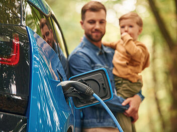 Für den Neukauf oder Leasingvertrag für ein E-Auto, kannst du eine Prämie von bis zu 6.000 Euro kassieren. Elektro Auto, Prämie, E-Auto, Geld, Zuschuss