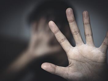 Streit in Wohnung eskaliert - Ex-Freund schlägt 22-Jährige sexuelle Belästigung von Frauen, Vergewaltigung. Missbrauch, Menschenhandel, geschlagen, Mädchen, Jugendliche