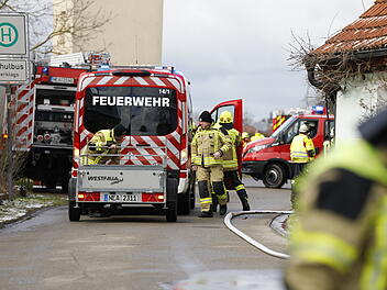 Garagenbrand: Acht Personen über Leiter gerettet Garagenbrand: Acht Personen über Leiter gerettet