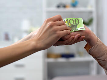 Aus der CSU kommt der Vorschlag, dass auch Beamte und Selbstständige in die gesetzliche Pflegeversicherung einbezahlen sollen. Geld, Pflege, Pflegeversicherung