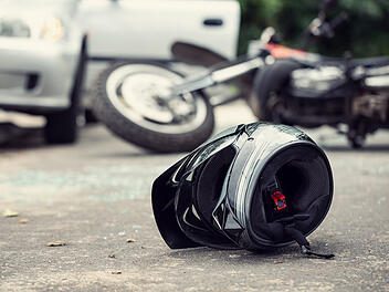 Fahrerin (75) verursacht gleich zwei Unfälle - Motorradfahrer stürzt und verletzt sich Motorrad, Motorrad-Unfall, Unfall, Biker