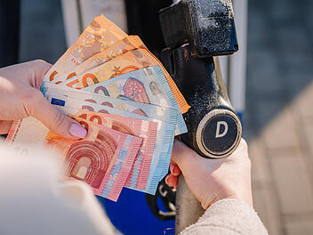 Bayerns SPD-Chef Sebastian Roloff fordert in München die Erhöhung der Pendlerpauschale auf 45 Cent zur Entlastung angesichts steigender Spritpreise. Tanken, Euro, Sprit, Pendlerpauschale