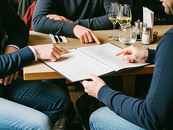 Emotionale Sprache und Bilder wecken Genusslust und steigern die Zahlungsmoral. Speisekarte, Restaurant, Gäste