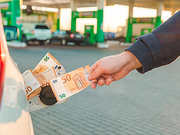 Der Bundestag beschließt am 26. März 2026 Maßnahmen zur Einführung einer Spritpreisbremse, um die Belastung der Verbraucher durch steigende Spritpreise in Deutschland zu verringern. Tanken, Zapfsäule, Teuer, Sprit