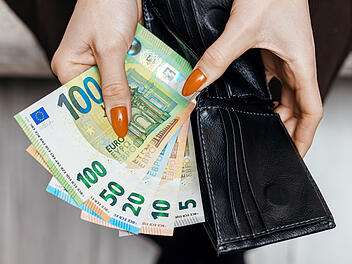 Bayern stellt die Erinnerungen an Steuervorauszahlungen ein; Steuerzahlende müssen ab sofort selbst die Zahlungstermine beachten, um Säumniszuschläge zu vermeiden. Euro, Geld, Steuern, Säuminszuschlag