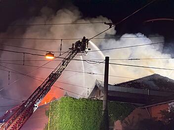 Brand-Großeinsatz in Nürnberg: Mega-Rauchwolke zieht durch ganzes Stadtviertel Brand-Großeinsatz in Nürnberg: Mega-Rauchwolke zieht durch ganzes Stadtviertel
