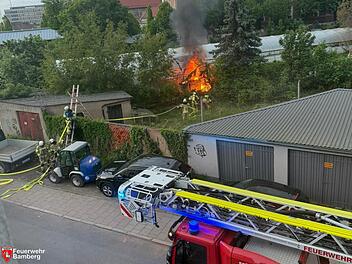 Brand in Bamberger Gärtnerstadt: Gewächshaus steht in Flammen Brand in Bamberger Gärtnerstadt: Gewächshaus steht in Flammen