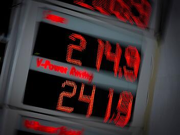 Tankpreise im Raum Bamberg vom 29. April: Hier ist es heute am billigsten Ein Tankstellenpreisschild mit verschwommenen roten Zahlen zeigt Preise für verschiedene Treibstoffarten an. Thema sind steigende Spritpreise seit dem Iran-Krieg im Februar.