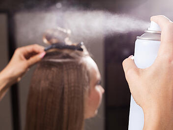 Haarsprays werden nicht nur beim Friseur viel genutzt. Haarspray, Friseur