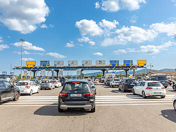 Italien erstattet ab dem 1. Juni 2026 einen Teil der Autobahnmaut, wenn Autofahrer aufgrund von Baustellen im Stau stehen und die Fahrzeit erheblich überschreiten. Maut, Italien, Geld zurück, ADAC