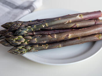 Landwirt verkauft neue Spargelsorte - sie muss nicht geschält werden Landwirt verkauft neue Spargelsorte - sie muss nicht geschält werden